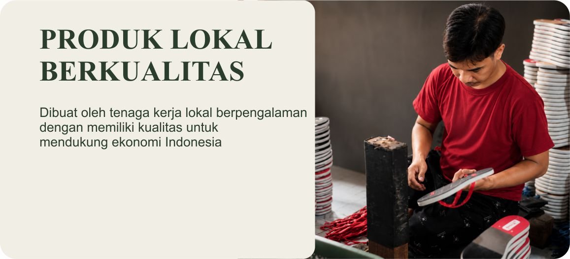Pengrajin Odiva sedang memproduksi sandal handmade